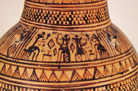 Τελετουργία. Μουσικοί με χορδόφωνα τύπου λύρας και αγγειοειδή σείστρα. Γραπτή οινοχόη, γεωμετρική περίοδος, 8ος αι. π.Χ. Αθήνα, Εθνικό Αρχαιολογικό Μουσείο, αρ. 18542.