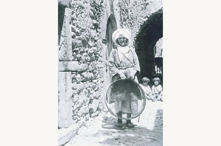 Μαστιχάρισσα στην Καλαμωτή το 1920 - Φωτ. Αρχείο Μουσείου Μπενάκη (φωτ. Π. Παπαχατζηδάκης)