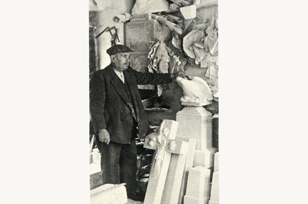 «Η τηνιακή μαρμαροτεχνία  - Ιστορία και Τεχνική» του Αλέκου Φλωράκη, σελ. 39, Ο μπαρμπα – Μιχάλης Κουσκουρής στο εργαστήριό του στον Πύργο της Τήνου με επιτύμβιους σταυρούς και αετό ηρώου, 1964.