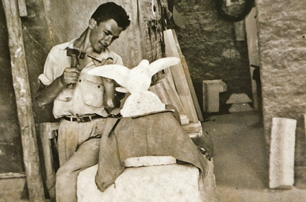 «Η τηνιακή μαρμαροτεχνία  - Ιστορία και Τεχνική» του Αλέκου Φλωράκη, σελ. 86, Ο δεκατετράχρονος Γιώργος Κυραρίνης, ως μαθητευόμενος στο εργαστήριο του Κώστα Περράκη στην Αθήνα, 1955.