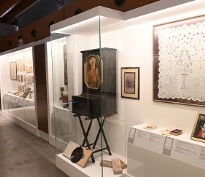 Εγκαινιάστηκε η περιοδική έκθεση «απέναντι» στο Μουσείο Μαστίχας Χίου