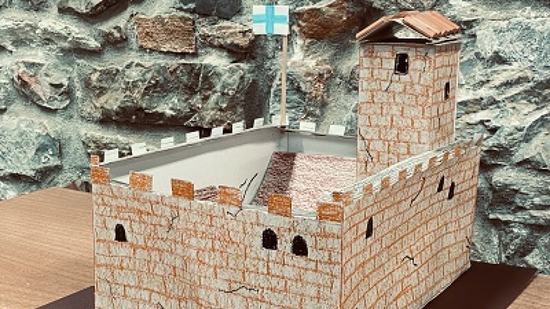 ta-kastra-tis-epanastasis-400