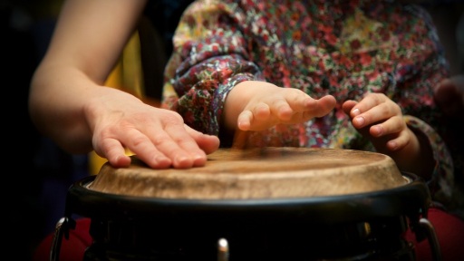 apolamvanontas-ti-mousiki-1117