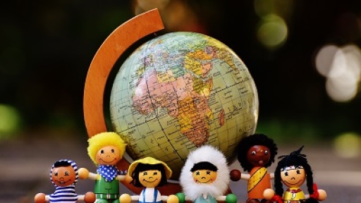 olos-o-kosmos-mia-agkalia-400