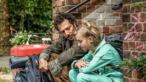 provoli-i-roka-allazei-ton-kosmo-400