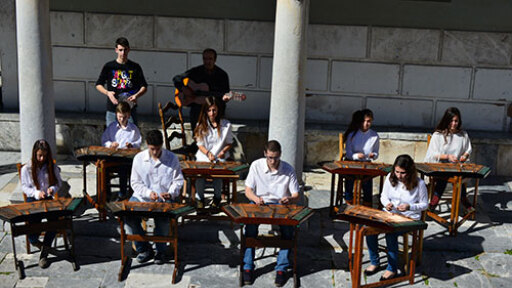 MBEL-taxideuontas-me-santouria-500